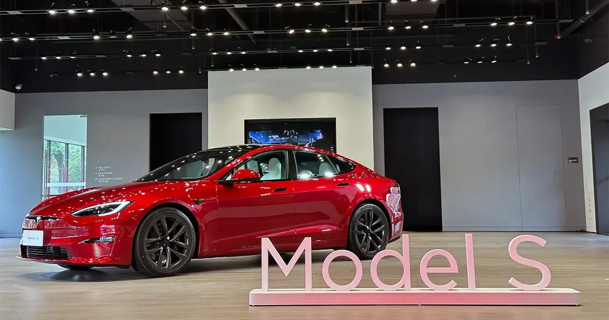 Tesla Model S Ultra Red 烈焰紅搶先看！同步 Model X 全台展間開放賞車