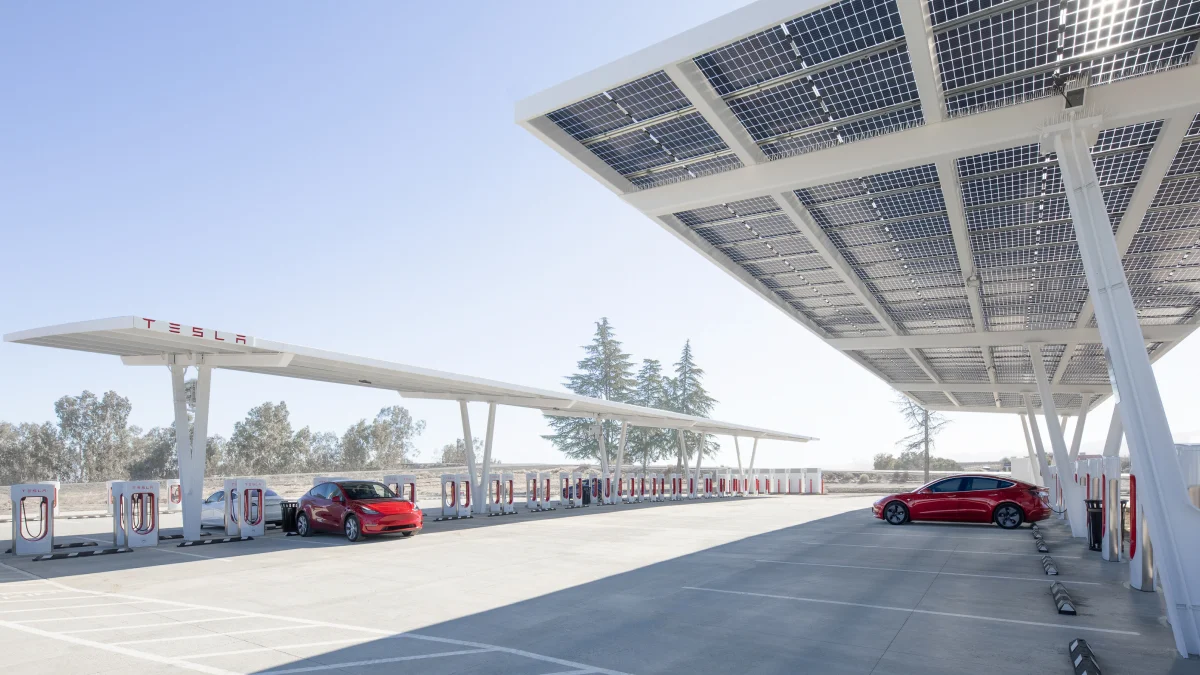 特斯拉全球最大的超級充電站竟然用柴油發電機？專家：能源效率仍然比燃油車高